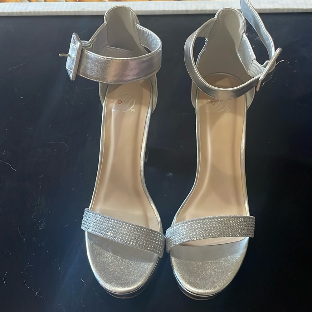 ❤️D (My Delicious Shoes) size 7 silver with crystals three inch heel